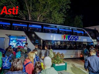 Le immagini della partenza, ieri sera, davanti alla Prefettura (Merphefoto)