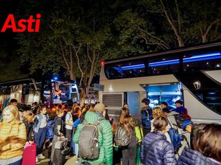 Le immagini della partenza, ieri sera, davanti alla Prefettura (Merphefoto)
