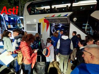 Le immagini della partenza, ieri sera, davanti alla Prefettura (Merphefoto)