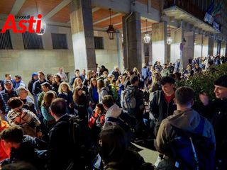 Le immagini della partenza, ieri sera, davanti alla Prefettura (Merphefoto)