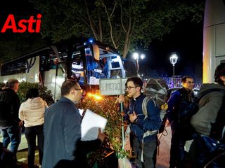 Le immagini della partenza, ieri sera, davanti alla Prefettura (Merphefoto)