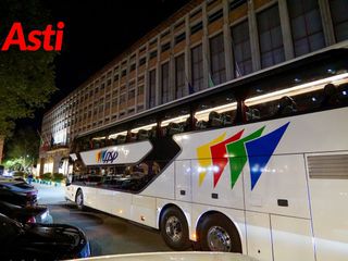 Le immagini della partenza, ieri sera, davanti alla Prefettura (Merphefoto)