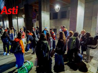 Le immagini della partenza, ieri sera, davanti alla Prefettura (Merphefoto)