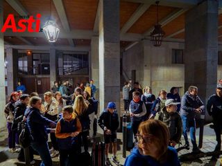 Le immagini della partenza, ieri sera, davanti alla Prefettura (Merphefoto)
