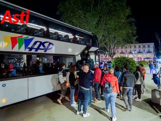 Le immagini della partenza, ieri sera, davanti alla Prefettura (Merphefoto)