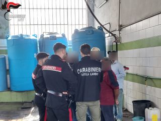 Due immagini dei controlli effettuati dall'Arma