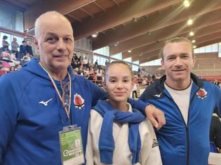 Gianni Balladelli (a sinistra) e Loris Valente con Isabella Farauanu