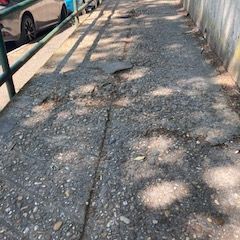 Immagine che documenta lo stato della rampa per disabili