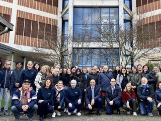 I due gruppi di partecipanti al corso per walking leader insieme ai dirigenti dell’Asl AT