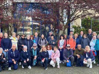 I due gruppi di partecipanti al corso per walking leader insieme ai dirigenti dell’Asl AT