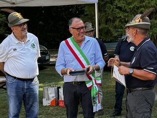 Il presidente ANA Asti Fabrizio Pighin (a sinistra nell'immagine) con il sindaco di Costigliole Enrico Alessandro Cavallero e il direttore del Campo Scuola De Grandi