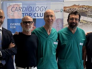 Da sinistra, Giovanni Gorgoni (Direttore generale Asl AT), il paziente Francesco Altieri, il dottor Marco Scaglione (primario Cardiologia Asl AT), il dottor Alessandro Bianchi (primario Anestesia e Rianimazione Asl AT), il dottor Andrea Fabbo (direttore sanitario Asl AT)