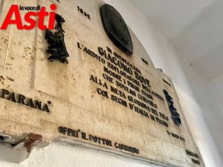 In foto: la targa marmorea dedicata a Giacomo Bove In foto: la targa marmorea dedicata a Giacomo Bove