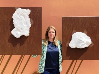 Il sindaco Macchia tra le sculture Il sindaco Macchia tra le sculture