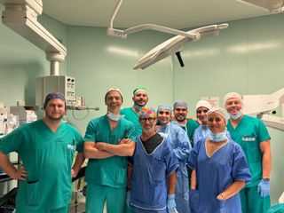 Il primario facente funzioni dell’ORL Roberto Briatore (secondo da sinistra) con la sua equipe, insieme allo staff dell’Anestesia-Rianimazione e del Blocco operatorio Il primario facente funzioni dell’ORL Roberto Briatore (secondo da sinistra) con la sua equipe, insieme allo staff dell’Anestesia-Rianimazione e del Blocco operatorio