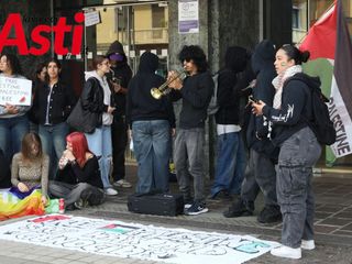 Manifestanti in stazione - Ph. Merfephoto