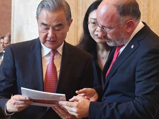 Il sindaco con il ministro degli Esteri cinese Wang Yi, cui ha regalato un libro di Francesco Antonio Lepore su Marco Polo