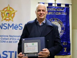 Gianni Balladelli, figlio del Maestro Franco e attuale responsabile della società, con la targa di merito Gianni Balladelli, figlio del Maestro Franco e attuale responsabile della società, con la targa di merito