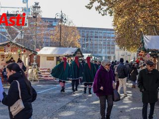 Le immagini del magico Paese di Natale affollato di visitatori (Merfephoto)