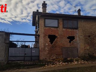 Le immagini dello stabile dopo l'esplosione (Ph Massaro) Le immagini dello stabile dopo l'esplosione (Ph Massaro)