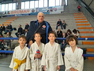 I giovanissimi atleti del Judo Olimpic Asti insieme ad alcuni loro insegnanti