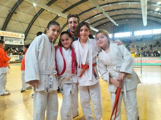 I giovanissimi atleti del Judo Olimpic Asti insieme ad alcuni loro insegnanti
