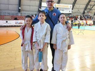 I giovanissimi atleti del Judo Olimpic Asti insieme ad alcuni loro insegnanti