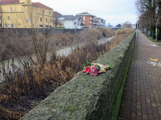 Un mazzo di fiori nel luogo in cui è stato trovato il cadavere della ragazza (MerfePhoto)