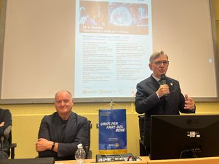 Il governatore Luigi Gentile (in piedi ) durante i saluti. Alla sua destra Guido Saracco presidente di UniASTISS