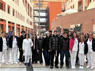 Nelle foto gli studenti con le docenti Antonietta Galanzino (liceo classico), Piera Maggiora e Pierpaola Laustra (liceo scientifico), il Direttore del Dipartimento dei Servizi Elda Feyles, i Coordinatori tecnici Antonella Cammarota (Laboratorio Analisi), Concetta Tona (Anatomia Patologica e Immunoematologia), Oscar Casavecchia (Radiodiagnostica), Guido Mansone (Radioterapia) e Nadia Ardovini, responsabile dell’Area Diagnostica della Direzione delle Professioni Sanitarie.