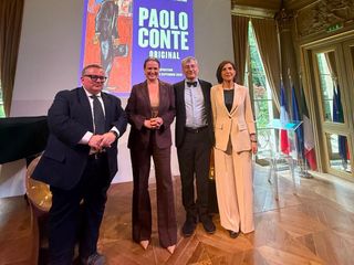 Nella foto, da sinistra a destra: Francesco Antonio Lepore (presidente di Asti Musei), Iole Siena di Arthemisia, il direttore dell'Istituto italiano di cultura di Parigi Antonio Calbi e la curatrice della mostra Manuela Furnari Nella foto, da sinistra a destra: Francesco Antonio Lepore (presidente di Asti Musei), Iole Siena di Arthemisia, il direttore dell'Istituto italiano di cultura di Parigi Antonio Calbi e la curatrice della mostra Manuela Furnari