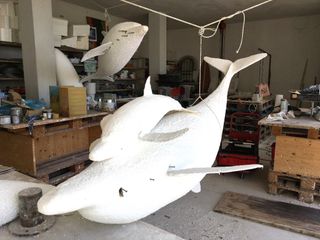 Delfini di Aldo Alciati in costruzione.