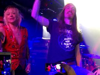 I due artisti ritratti durante un'esibizione live