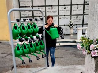 Uno dei porta annafiatoi a gettone installati nei cimiteri del paese