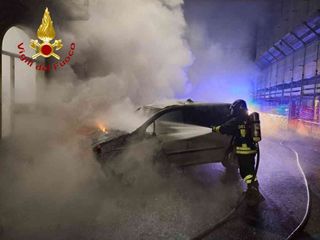 Vigili del fuoco impegnati nello spegnimento dell'auto in via Grassi