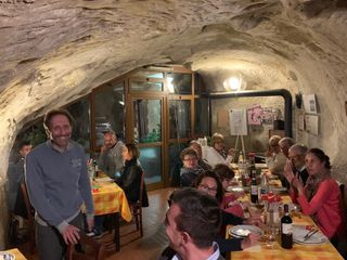 Massimo Barbero del Teatro degli Acerbi con un gruppo di ospiti dell’Agrifestival all’agriturismo Perla