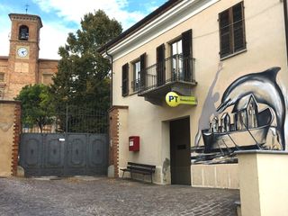 L'opera nel contesto del centro storico di Settime