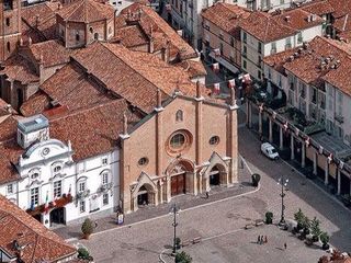 Collegiata, palazzo comunale e centro cittadino