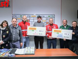 Foto di gruppo per la consegna alla Croce Rossa dell'assegno post edizione 2023