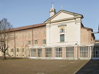 Il cortile del santuario nicese