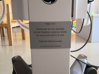 La targa preparata dalla famiglia, a nome della sorellina Flaminia e in memoria di nonno Felice