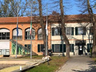 Bandiere a mezz'asta in Croce Rossa