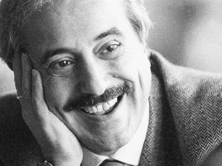 Nelle altre immagini, fotografie di Giovanni Falcone e del generale Borgia, ospite della serata