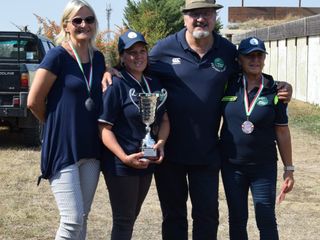 Il presidente della Sezione ANA di Asti con la squadra femminile
