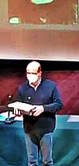 Un'immagine della premiazione dell'artista astigiano