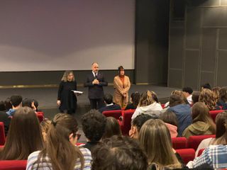 Il sindaco Rasero e l'assessore Bologna con i giovani che hanno partecipato alla proiezione presso la Sala Pastrone