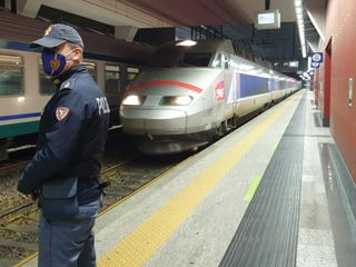Agente Polizia Ferroviaria in stazione Torino
