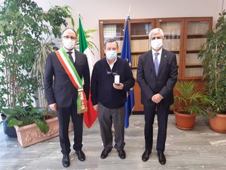 La consegna a Invernizzi