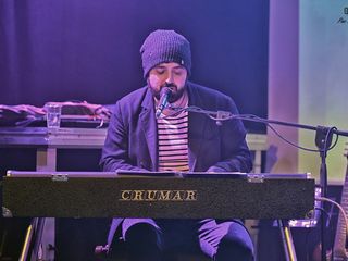 Jacopo Perosino durante un'esibizione live