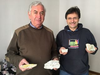 Bruno Marello, a sinistra, e Massimo Umberto Tomalino con alcuni campioni di pietra di Luserna